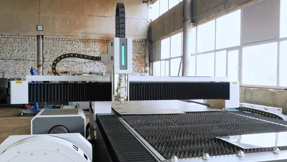 FL-L1530FR-3000-D350-IPG Лазерный станок для резки листового металла и труб